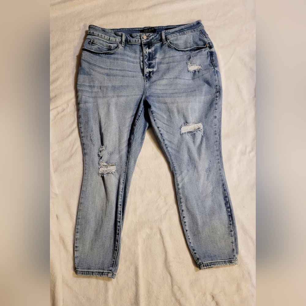 22w Judy Blue light wash distressed jeans